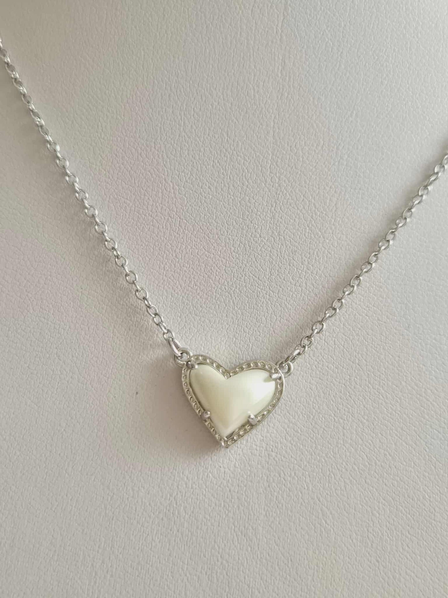 "Kendra Scott" kaklo papuošalas su perlamutro širdele