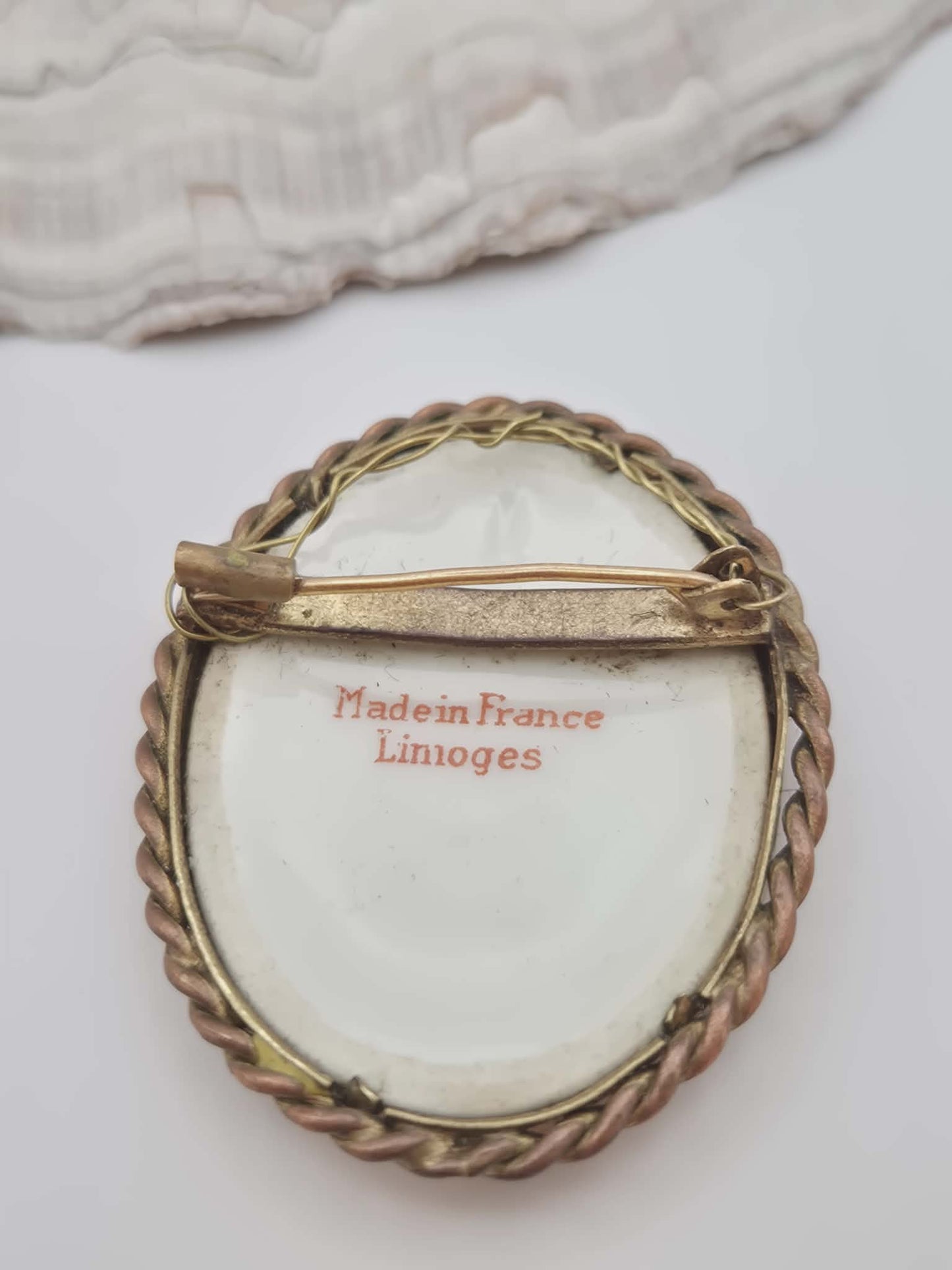 Made in France Limoges vintažinė porceliano sagė su spalvinga gėlių puokšte | 4 cm