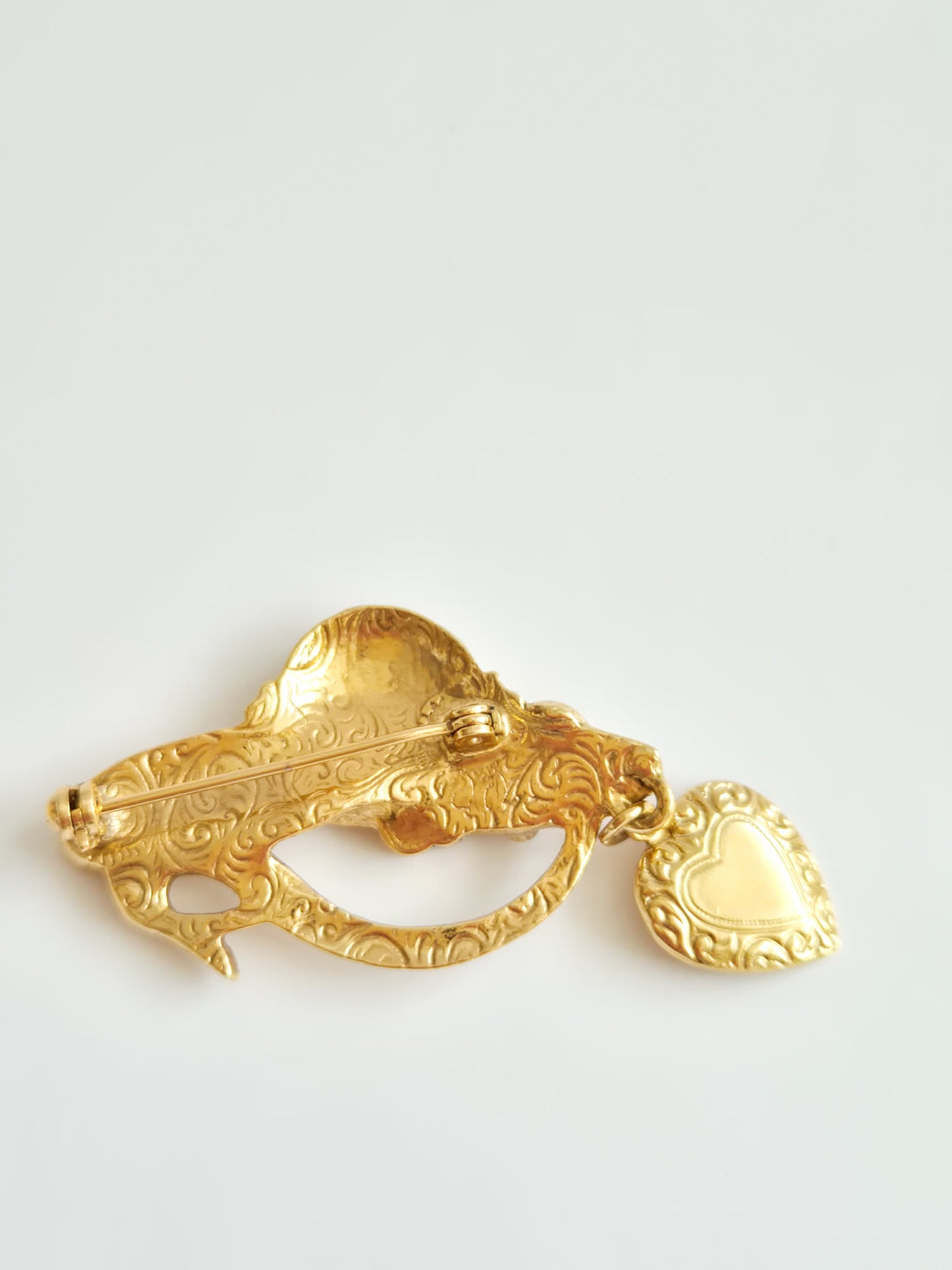 Vintažinė 1928 Jewelry Company sagė su skrybėle ir širdimi, 1960-1970 m.