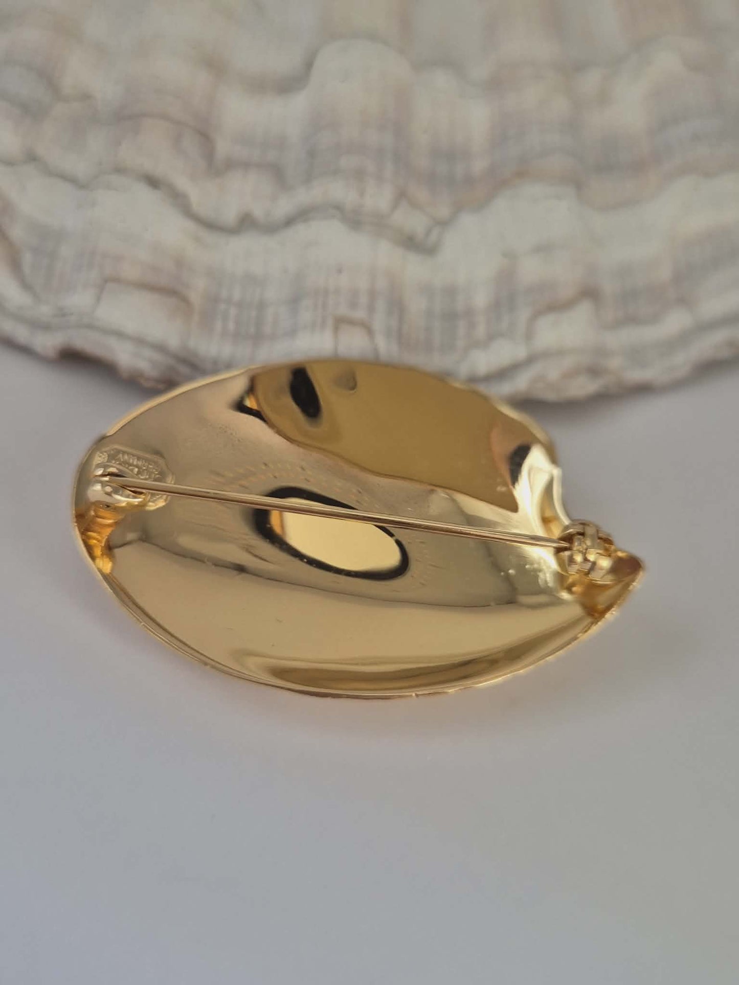 Vintažinė sagė Chr. Dior Germany | Kriauklės forma | Tekstūruotas auksas | 4,5 cm