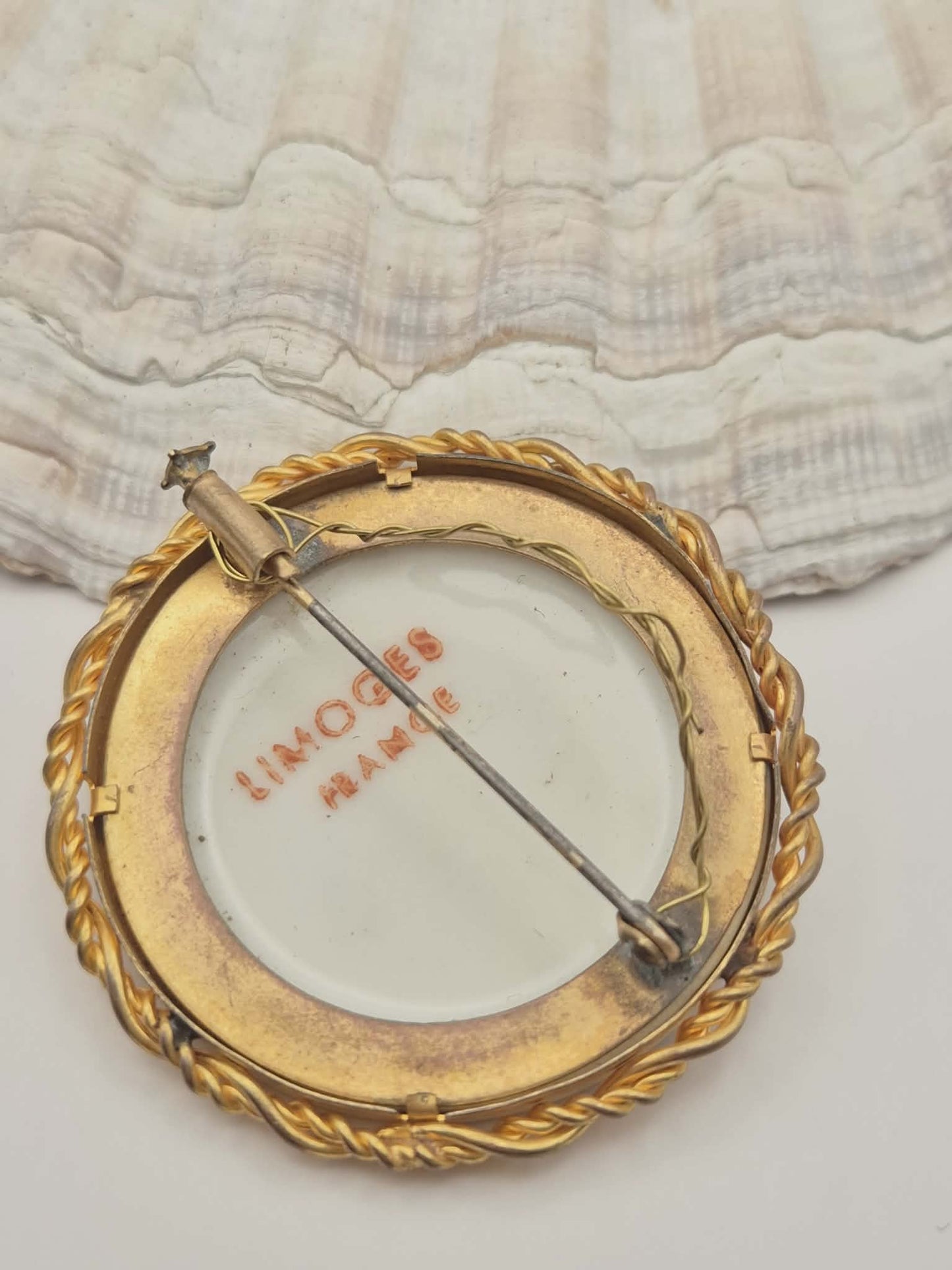 Limoges France vintažinė porceliano sagė su rankų darbo gėliu tapyba | 4,6 cm