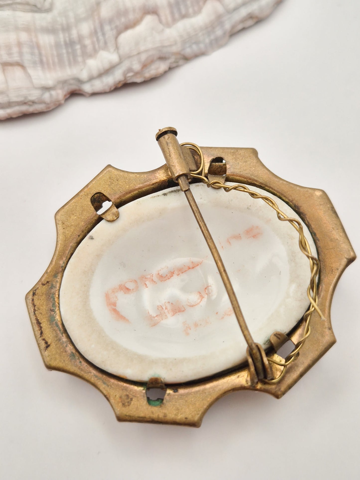 Limoges France vintažinė porceliano sagė su romantiška miniatiūra | 4,2 cm