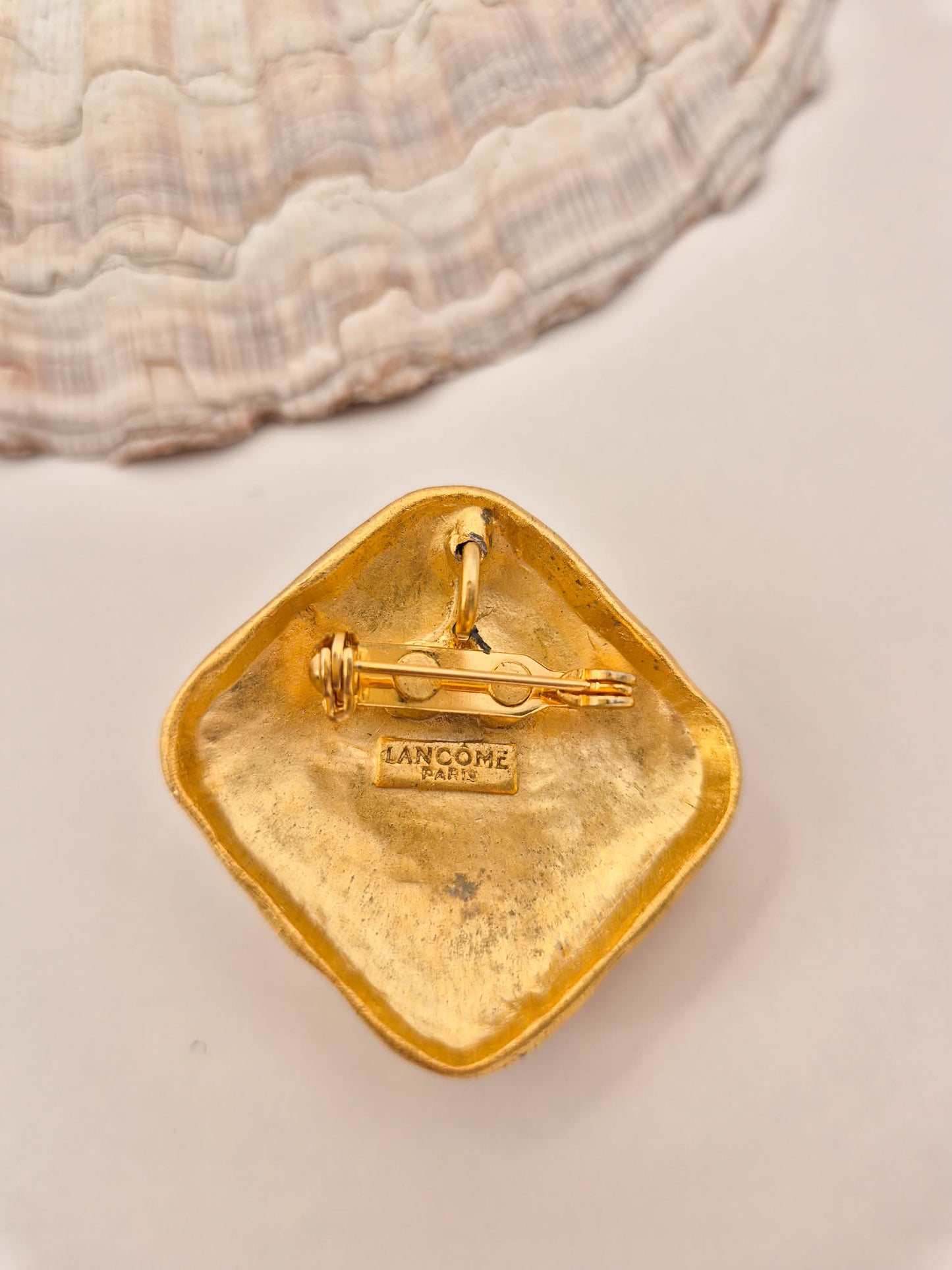Lancome Paris vintažinė sagė-pakabukas su raudonu piramides formos kabošonu