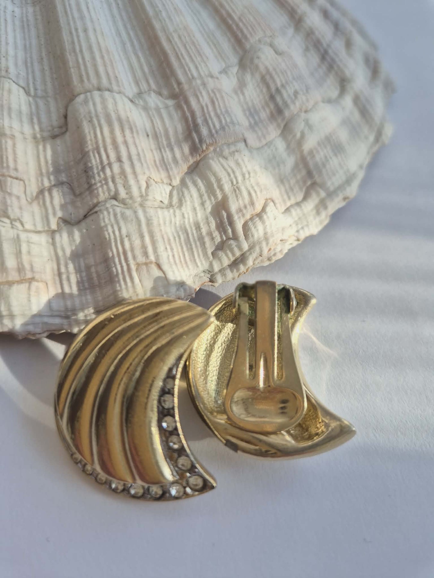 Vintažiniai auksiniai klipsai su kristalais, bangų dizainas, 1980-1990 m.