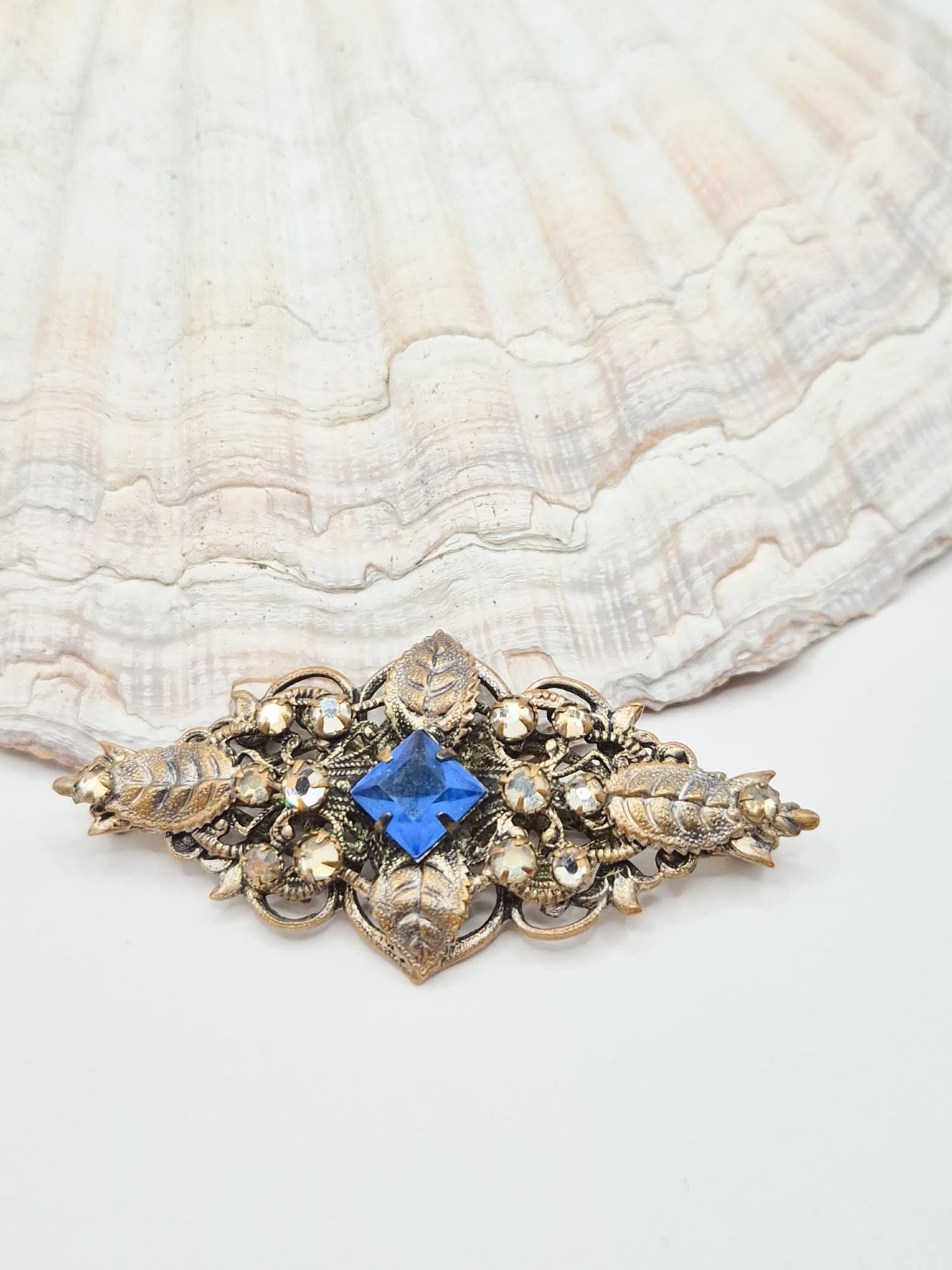 Vintažinė Čekoslovakijos filigraninė sagė su mėlynais kristalais, Art Deco, 1940-1950 m.