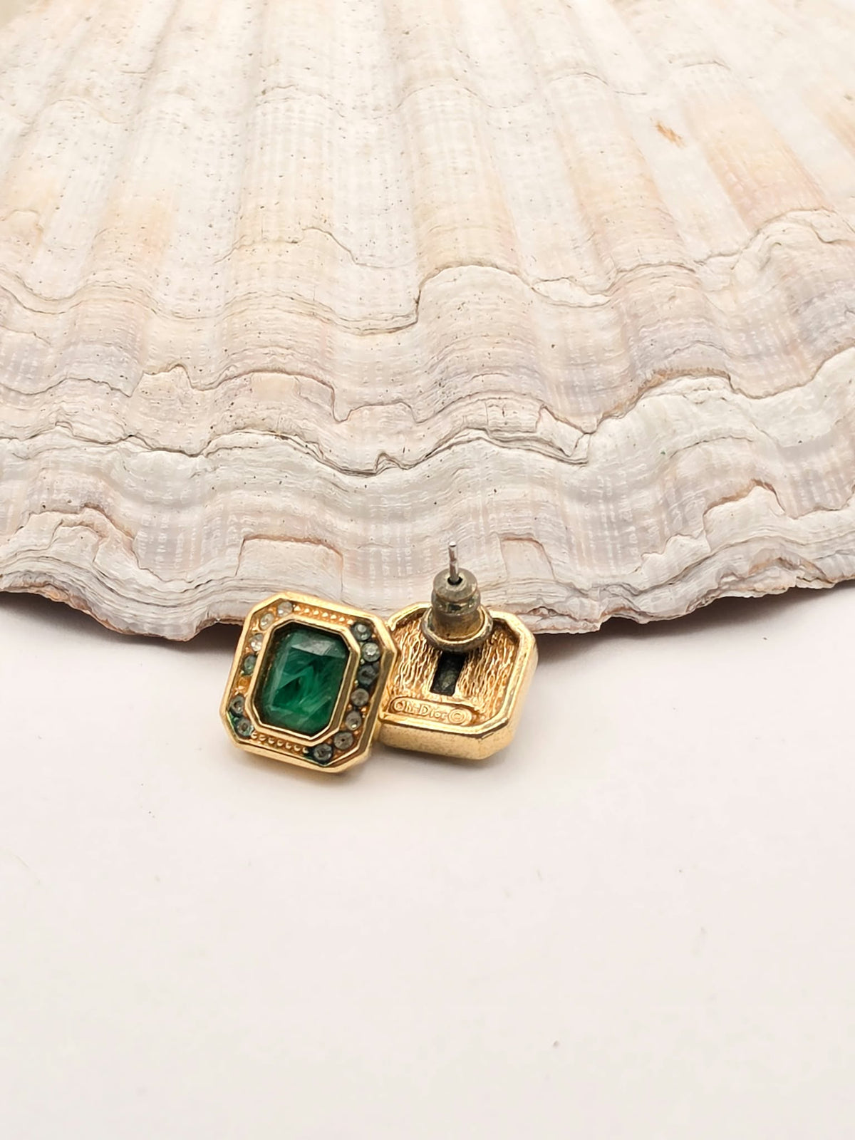 Vintažiniai „Christian Dior“ auksaspalviai auskarai su smaragdo spalvos akcentais, 13 mm
