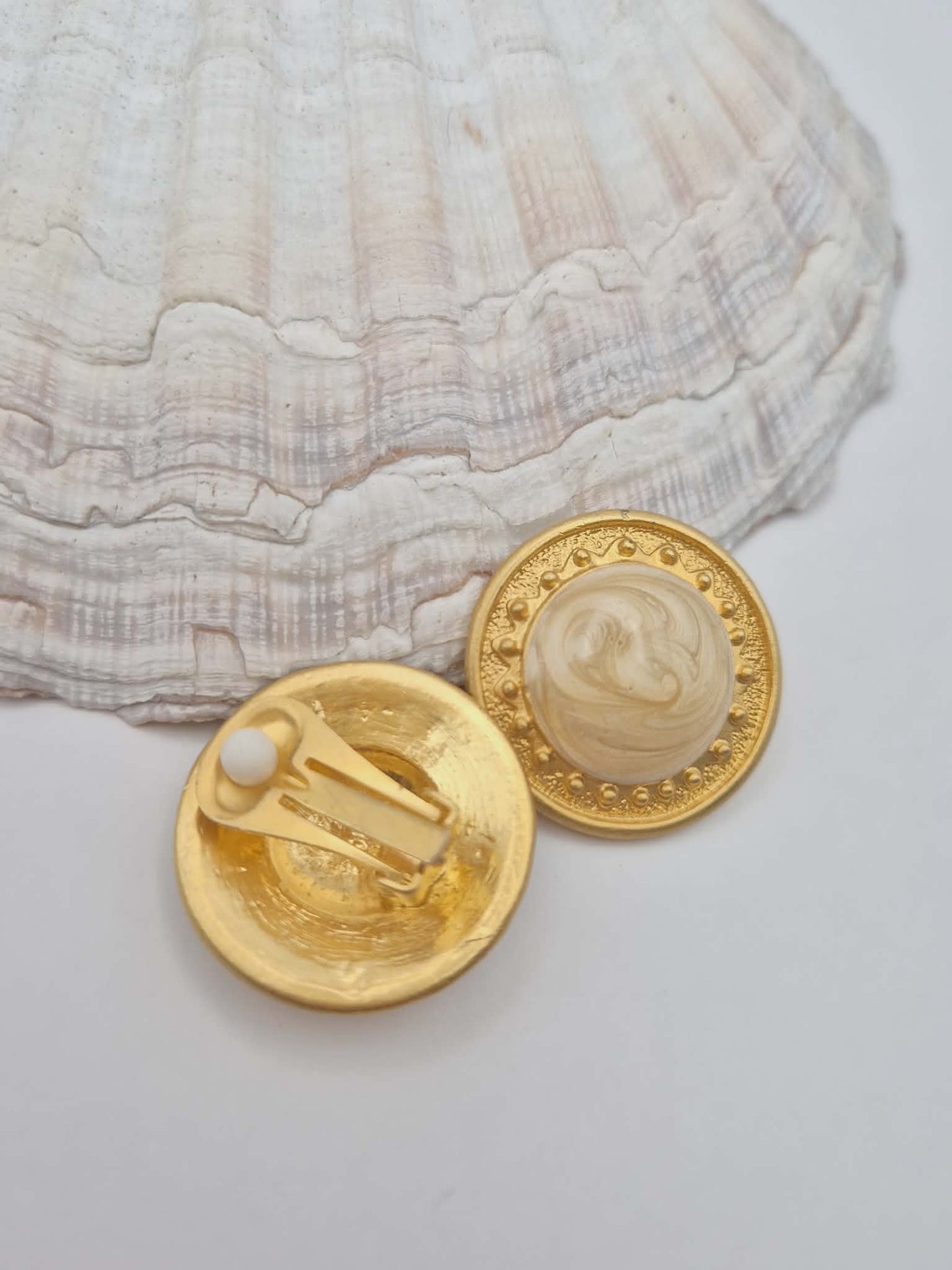 Vintažiniai auskarai-klipsai „Kreminis Kupolas“ | Marmuro kabošonas | Matūs auksas | 2,5 cm