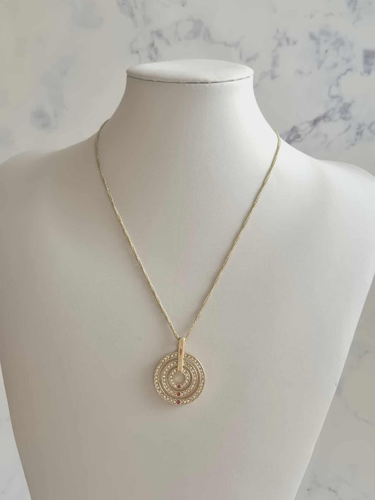 Kaklo papuošalas su apvaliu pakabuku ir kristalais