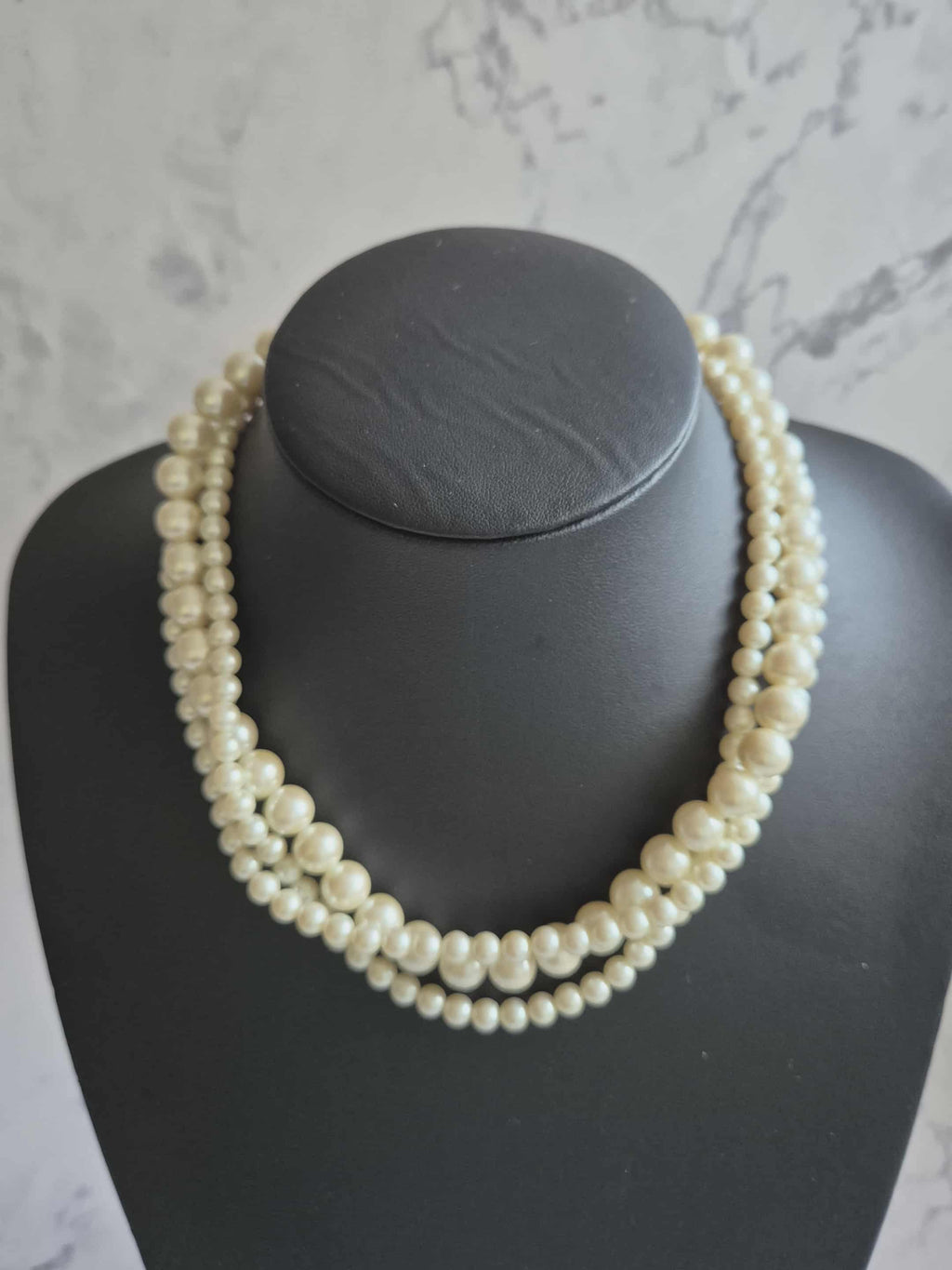 Vintažiniai  kreminiai karoliai