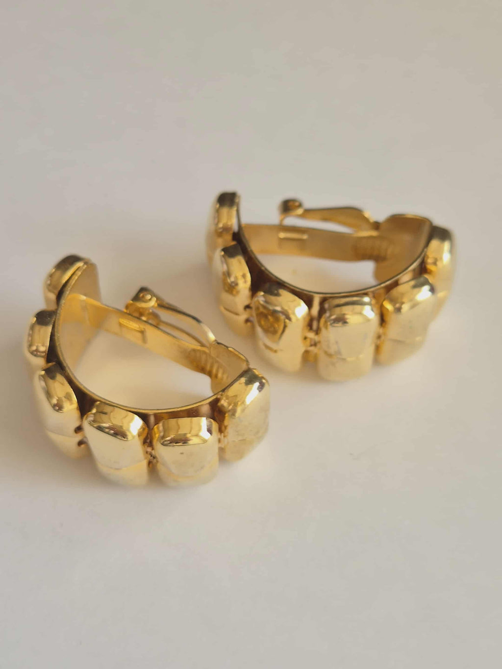 Vintažiniai aukso spalvos klipsai