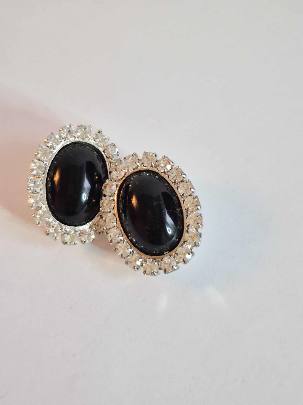 Juodi vintažiniai klipsai su kristalais