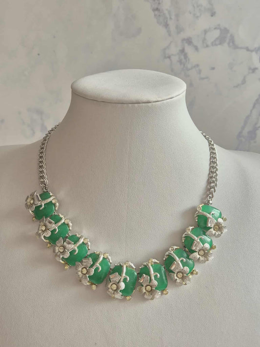 Vintažinis žalias vėrinys su sidabrinėmis gėlėmis