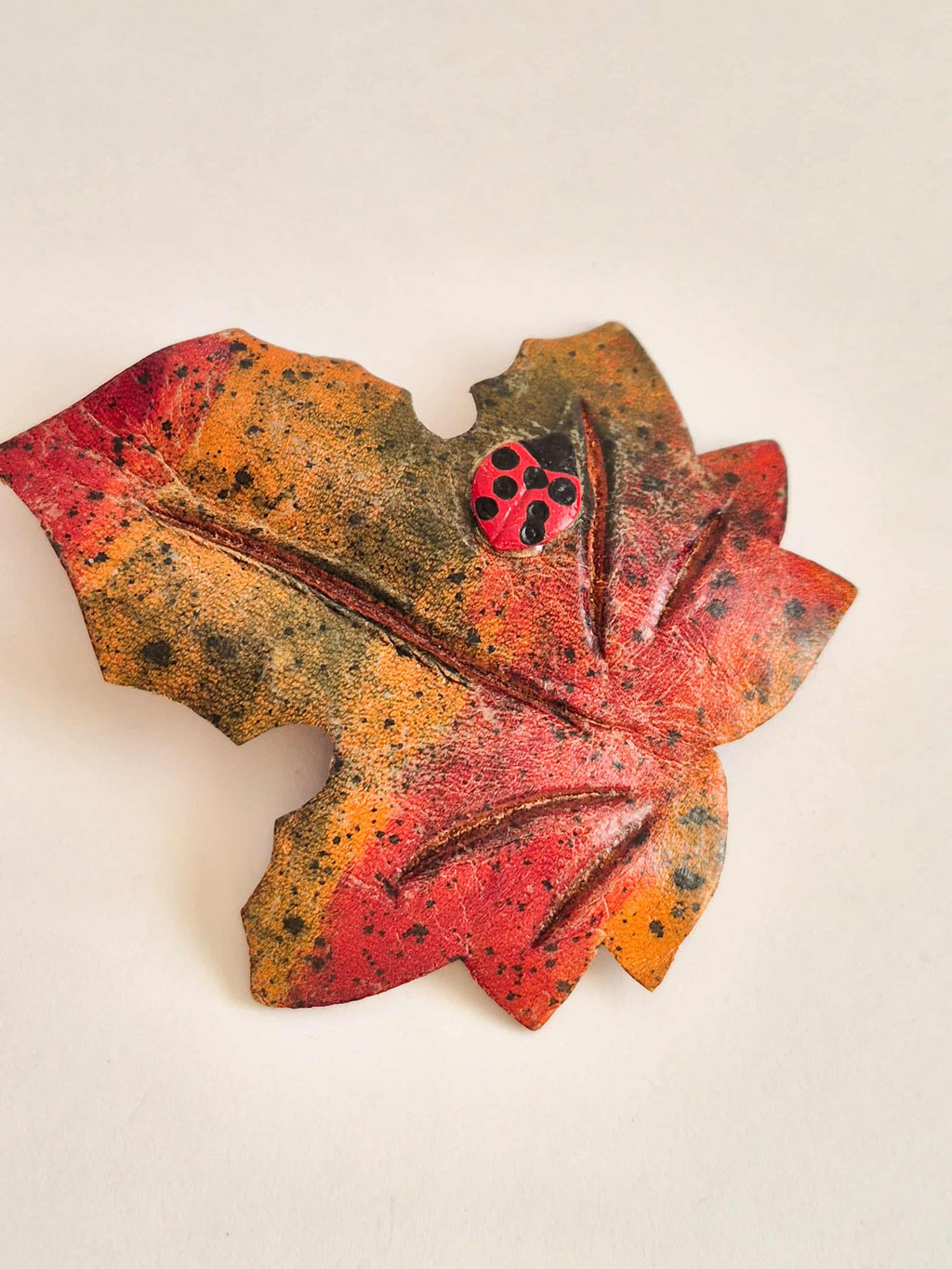 Vintažinė Rudeninė Sagė iš Natūralios Odos - Klevo Lapas