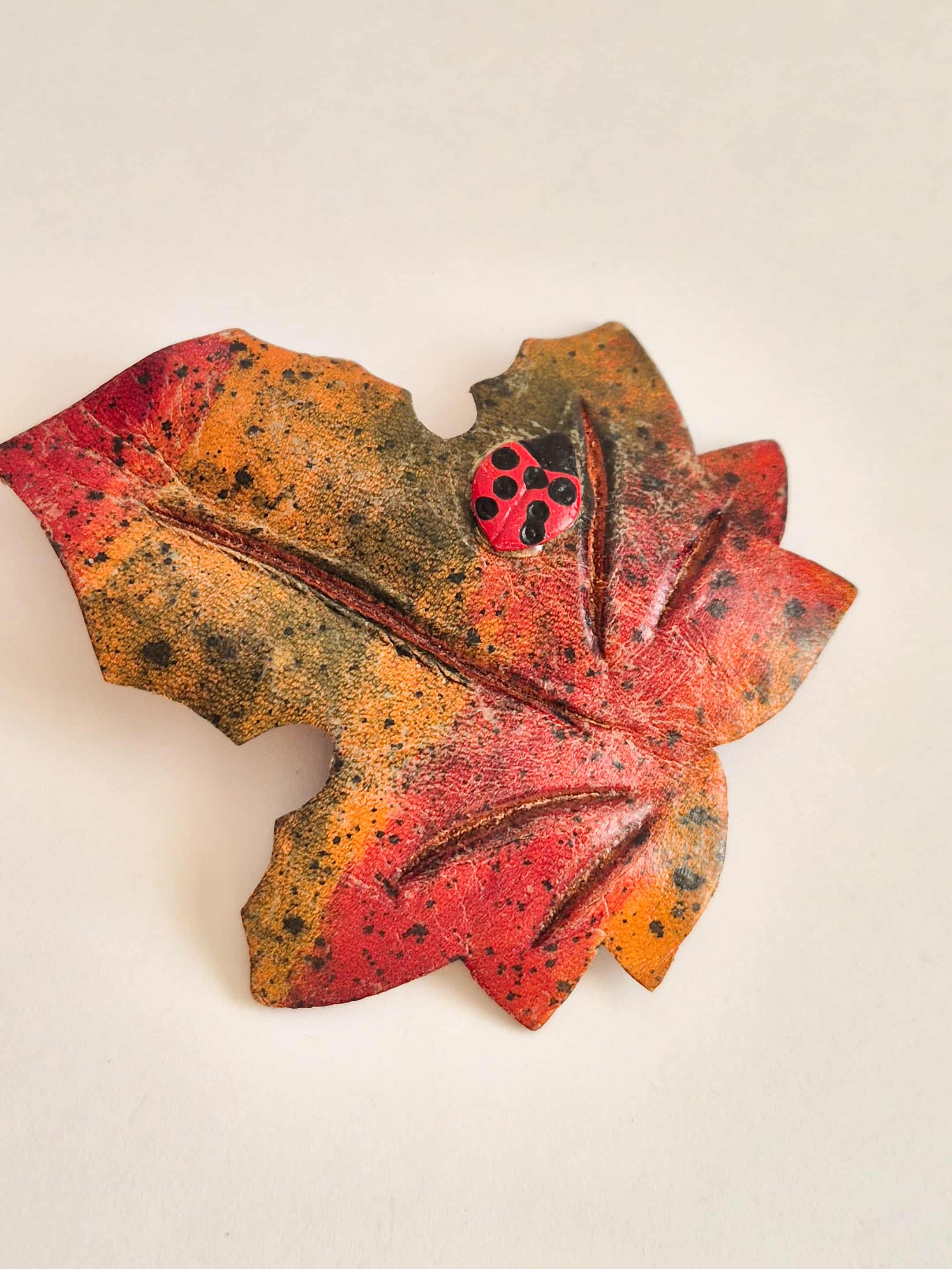 Vintažinė Rudeninė Sagė iš Natūralios Odos - Klevo Lapas