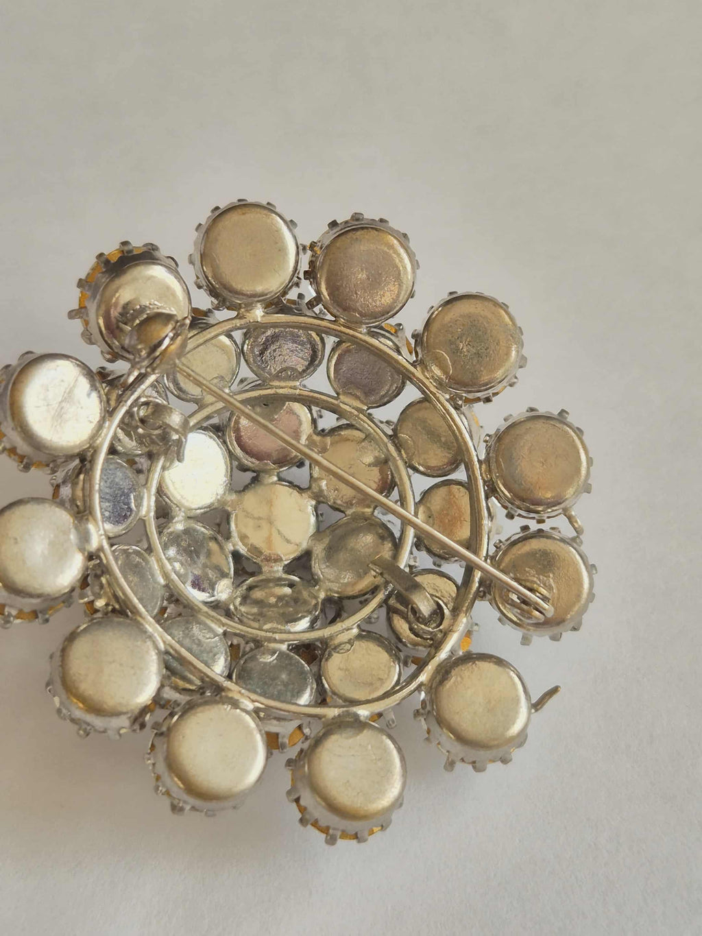 Vintažinė sagė su kristalais