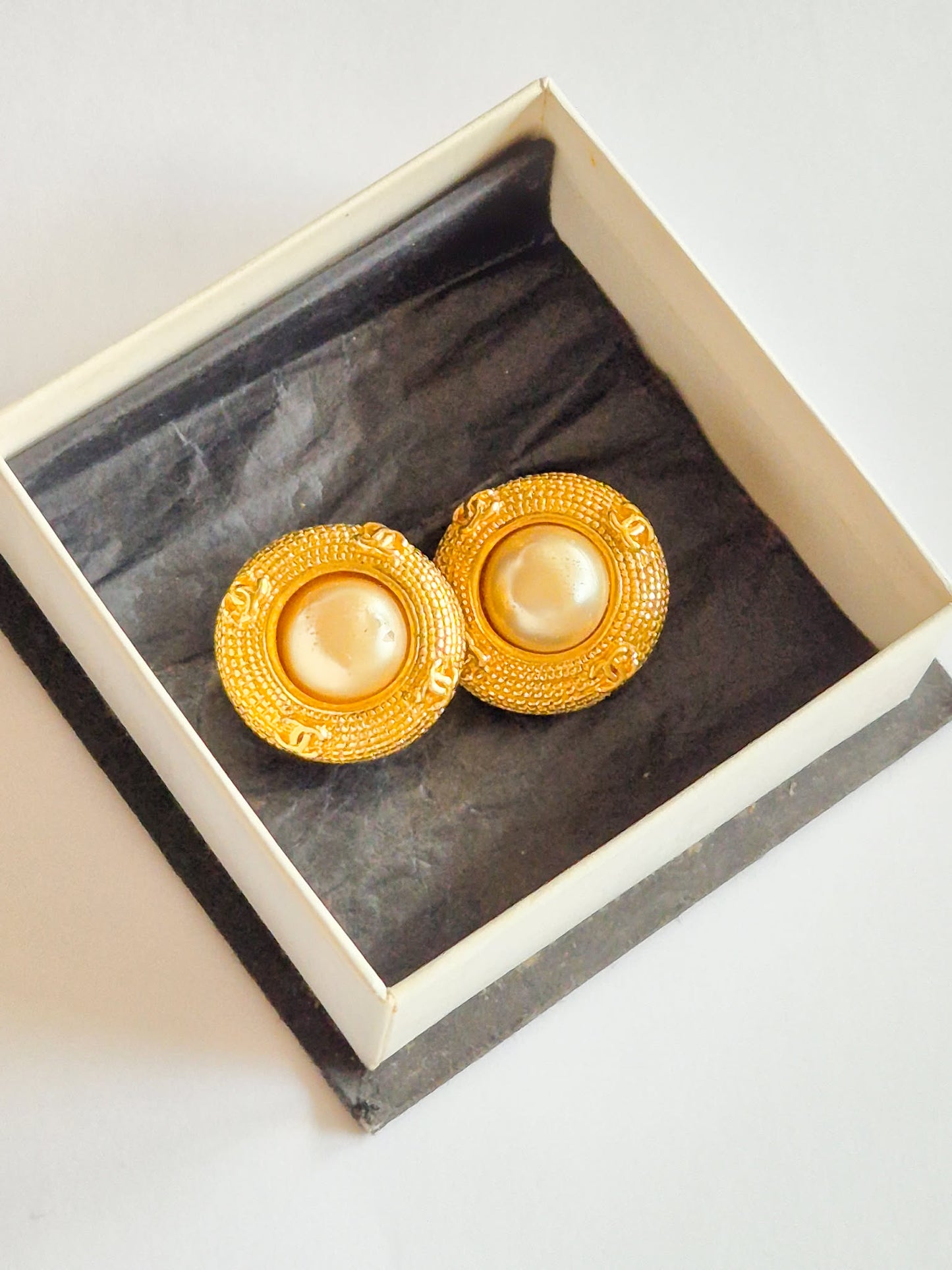 Vintage CHANEL klipsai su perlais ir originalia dėžute 31 RUE CAMBON