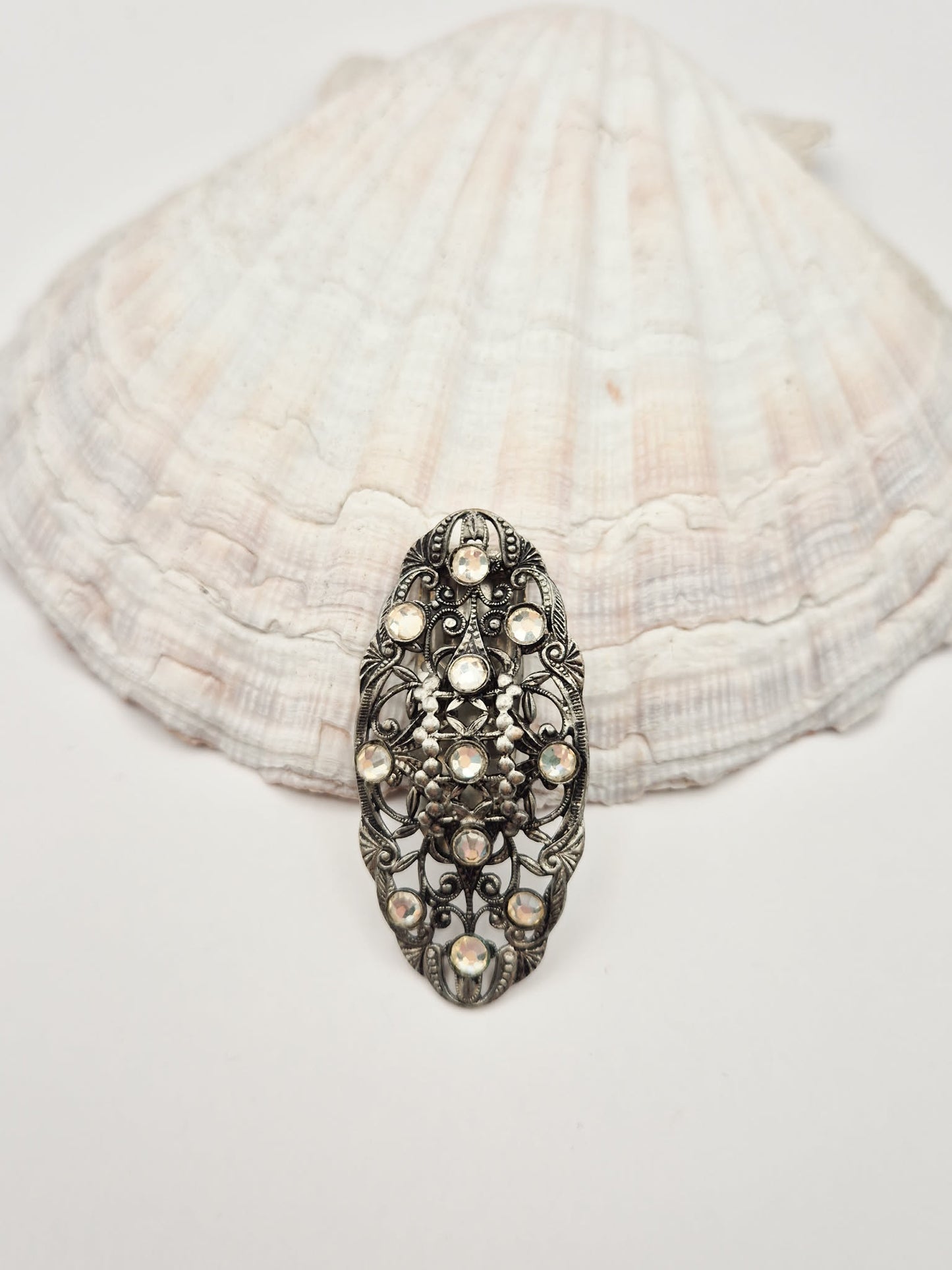 Vintažinis sidabrinis ažūrinis dress klipsas su skaidriais rhinestones (Art Deco)