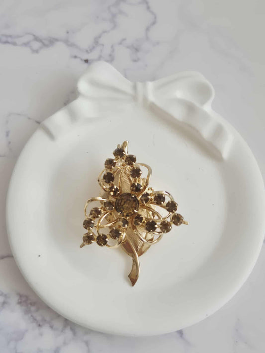 Vintažinė sagė su rudais kristalais ir auksiniais lapais