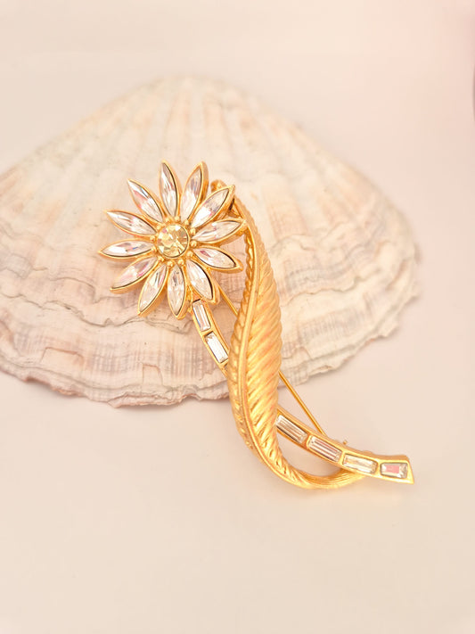 Vintažinė MONET gėlės sagė su kristalais, 7 cm