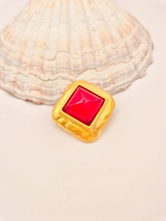 Lancome Paris vintažinė sagė-pakabukas su raudonu piramides formos kabošonu