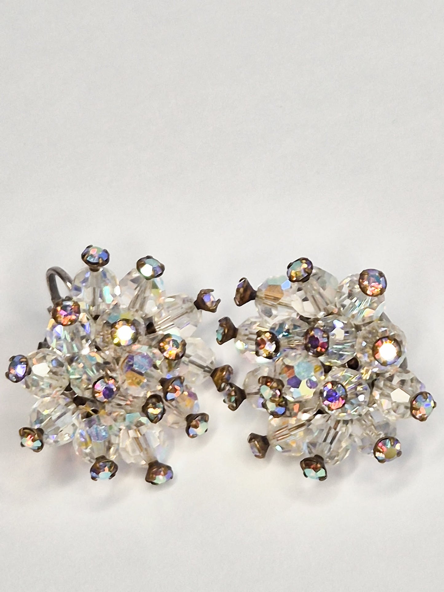 Vintažiniai klipsai su AB kristalais Borealis, snaigės forma, 1980-1990 m.