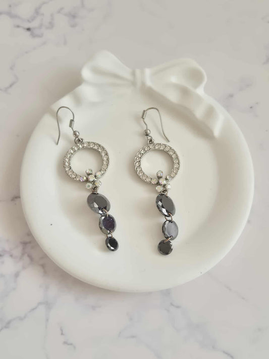 Auskarai su kristalais ir juodais akmenėliais