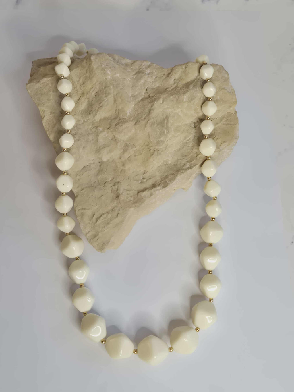 Avon balti  karoliai su auksinėmis detalėmis