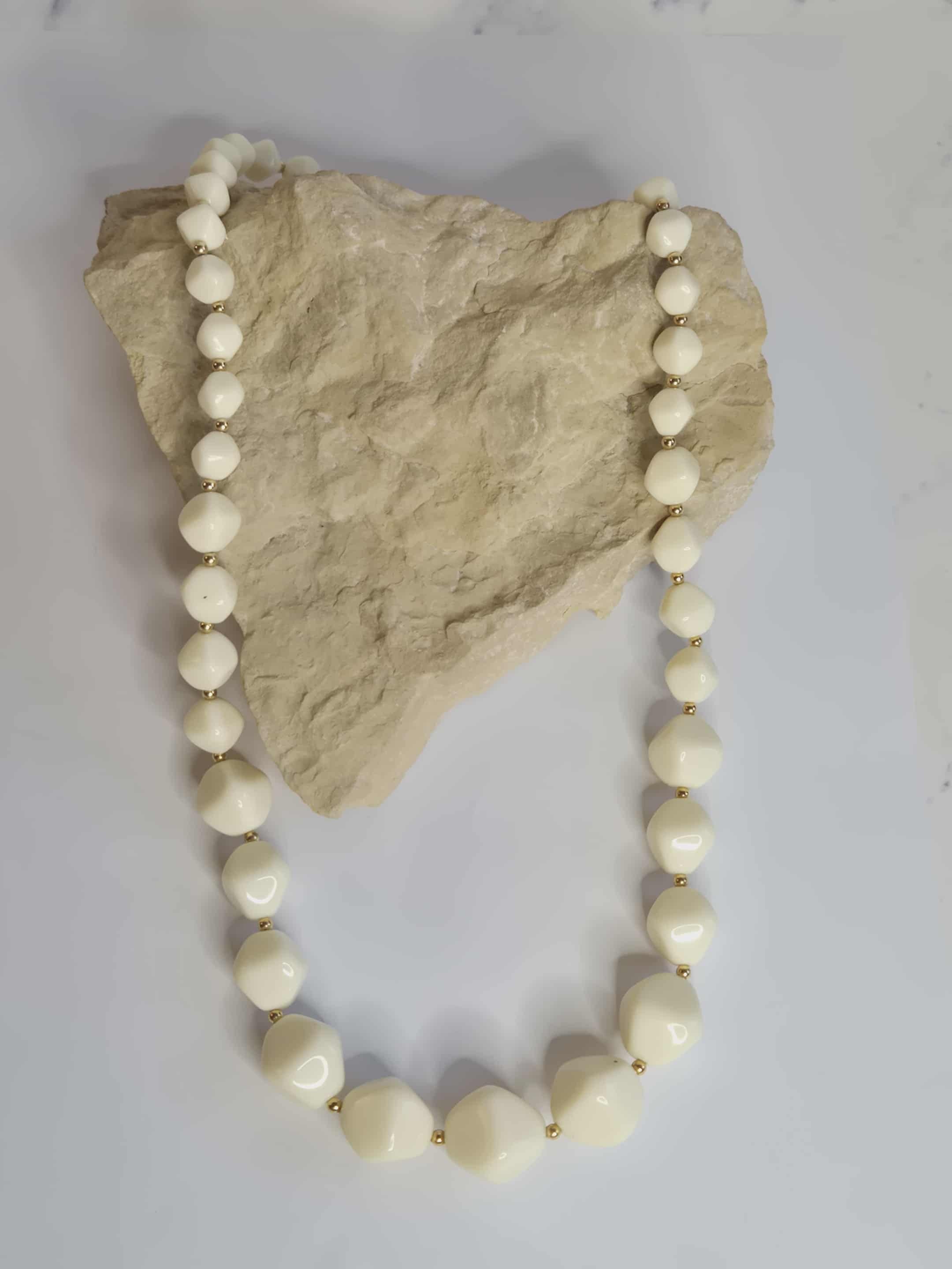 Avon balti  karoliai su auksinėmis detalėmis