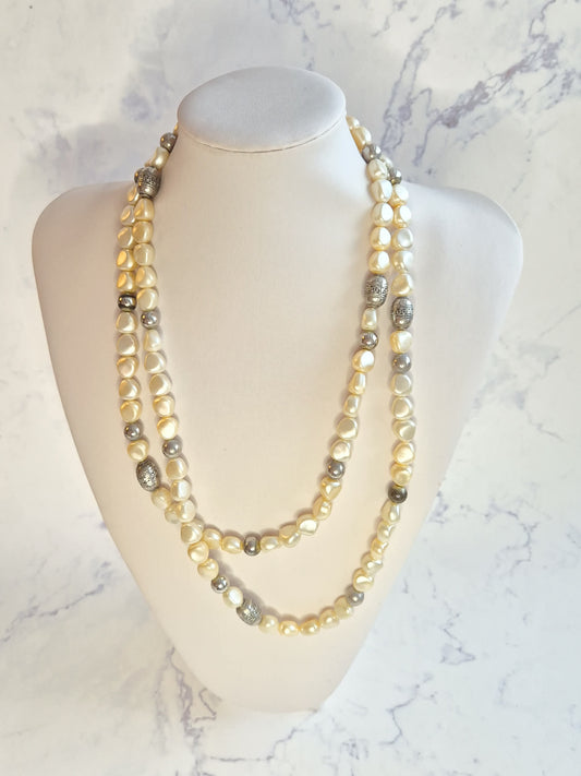 Vintažiniai ilgi perlų karoliai su metaliniais akcentais, 104 cm ilgis, 1960-1980 m.