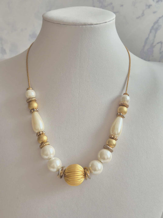 Vintažinis kaklo papuošalas su baltais perlais ir aukso spalvos karoliukais