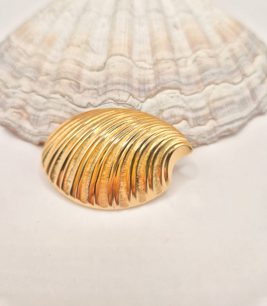 Vintažinė sagė Chr. Dior Germany | Kriauklės forma | Tekstūruotas auksas | 4,5 cm