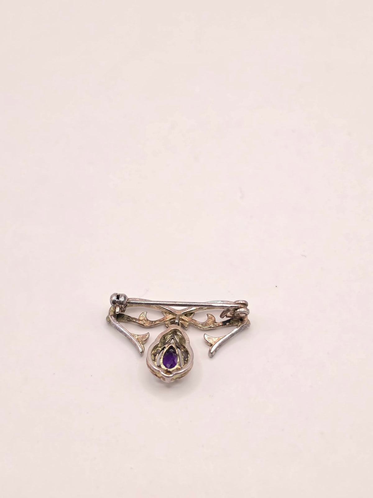 Sidabrinė Art Nouveau sagė su ametisu