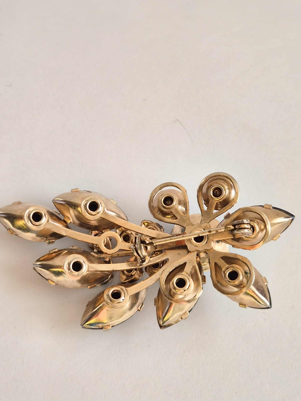 Vintažinė Sagė su mėlynais  kristalais