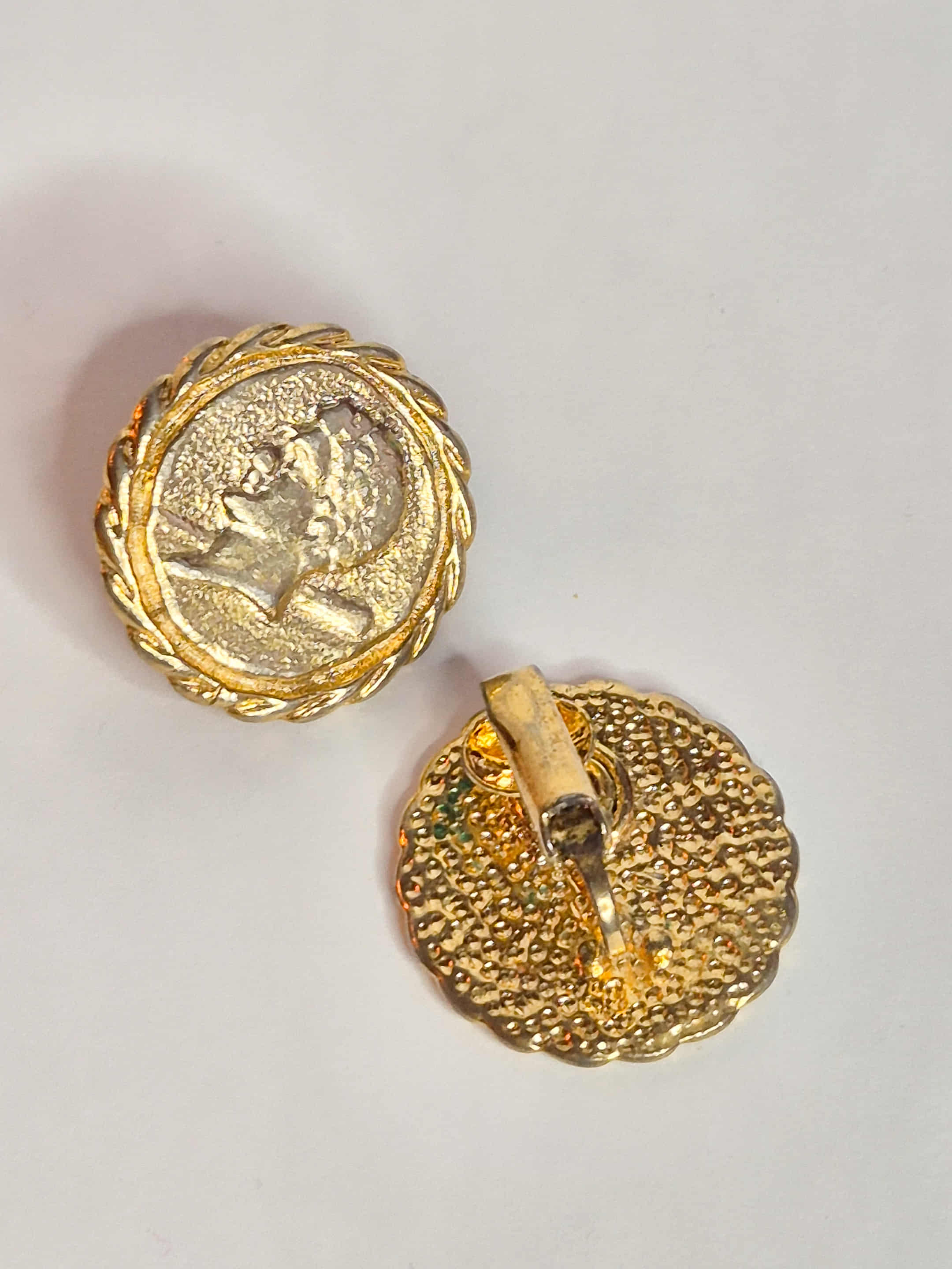 Vintažiniai klipsai su monetų dizainu