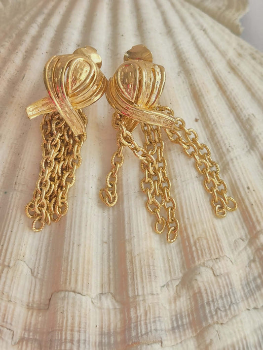 Vintažiniai auksinės spalvos klipsai su grandinėlėmis