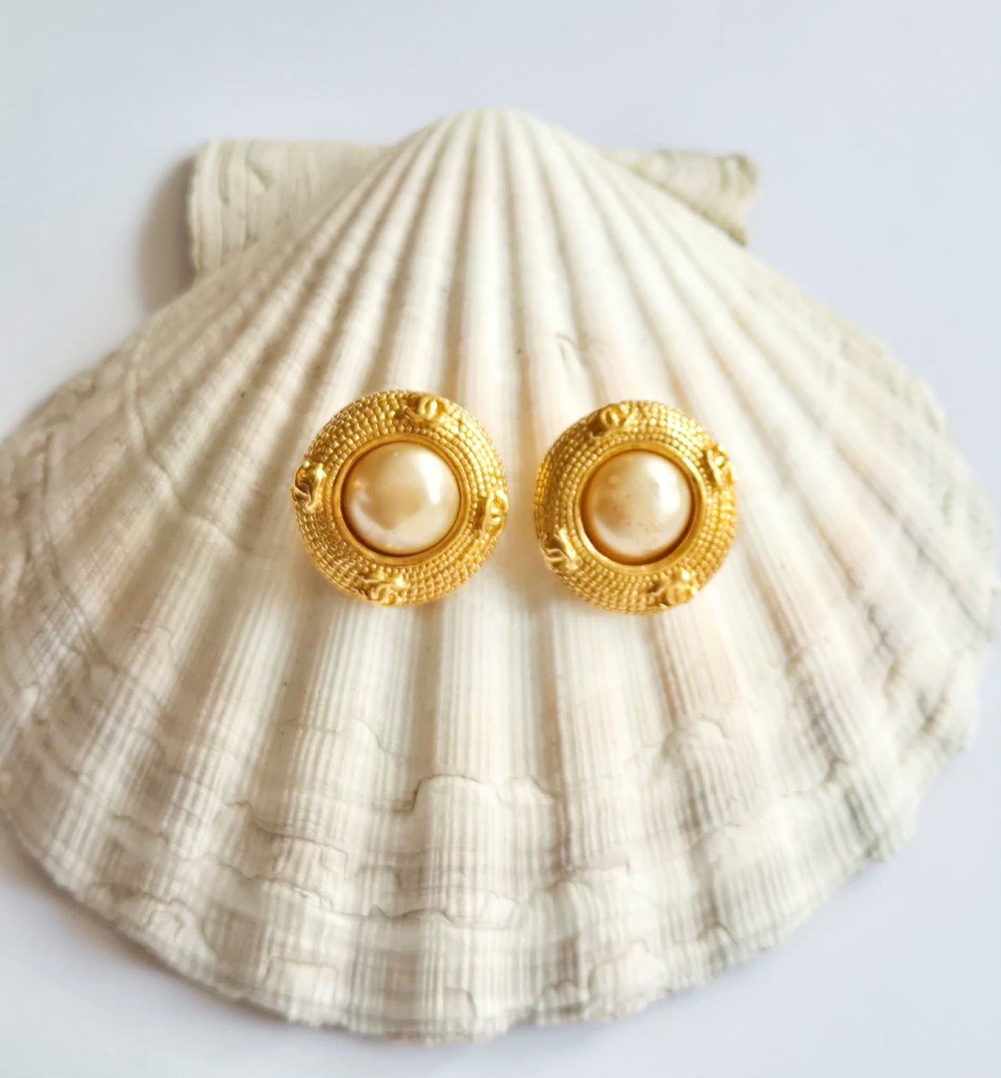 Vintage CHANEL klipsai su perlais ir originalia dėžute 31 RUE CAMBON