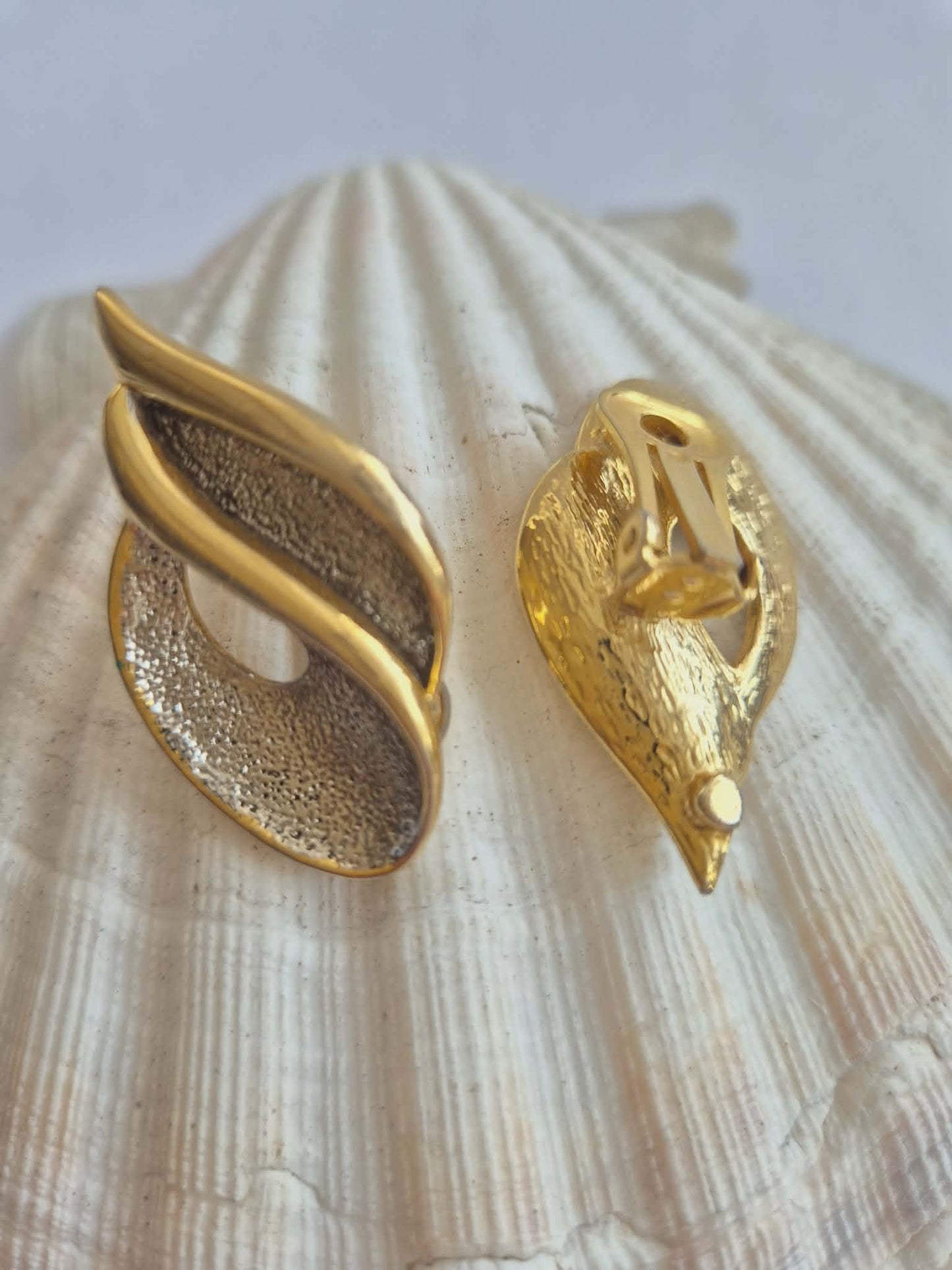 Vintažiniai auksiniai klipsai lapo forma, tekstūruoti, 1980-1990 m.