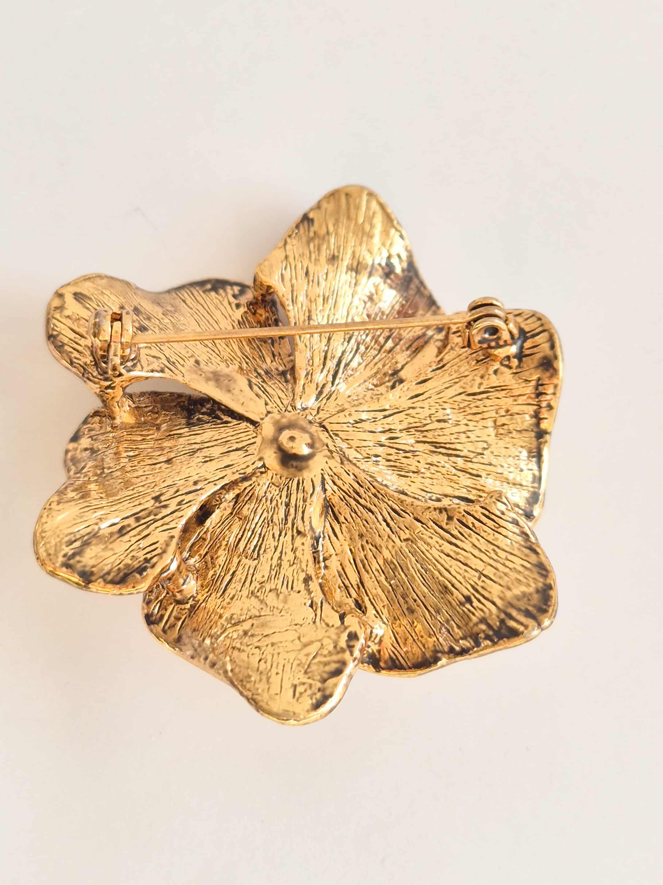 Vintažinė  sagė su kristalais