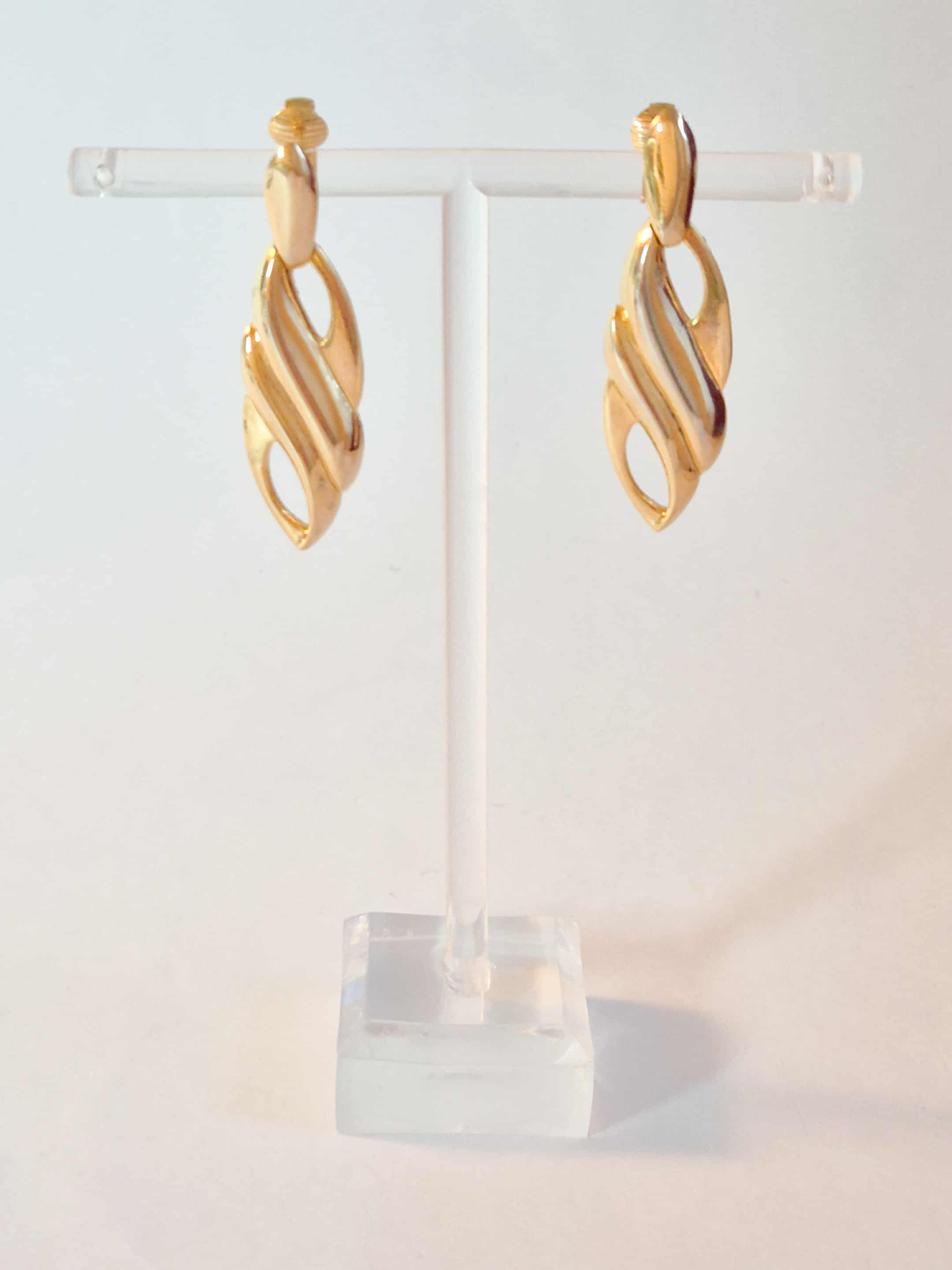 Aukso spalvosi vintažiniai  klipsai su spiralės dizainu