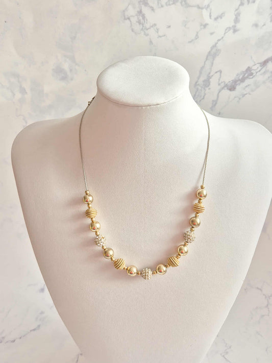 Vintažinis vėrinys su auksiniais kamuoliukais ir kristalais