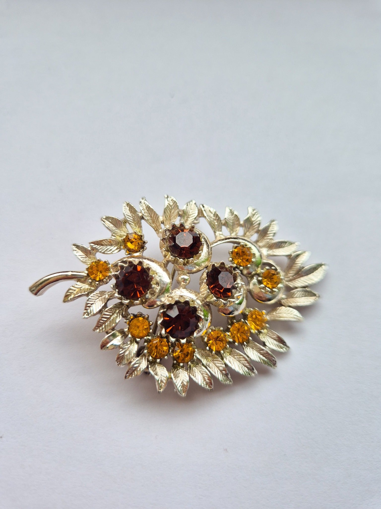 Vintažinė gėlės formos sagė su kristalais