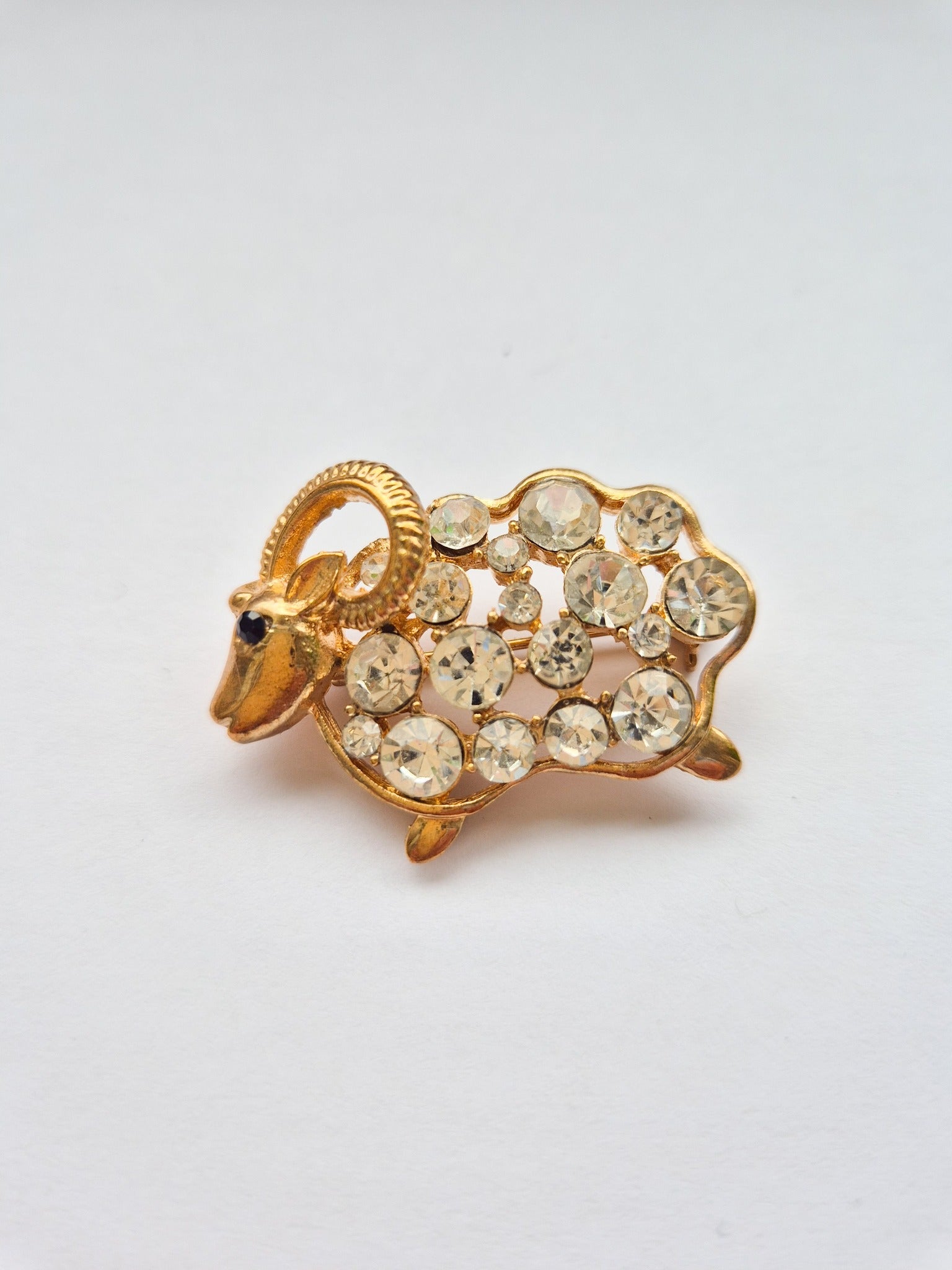 Vintažinė avinėlio sagė su kristalais