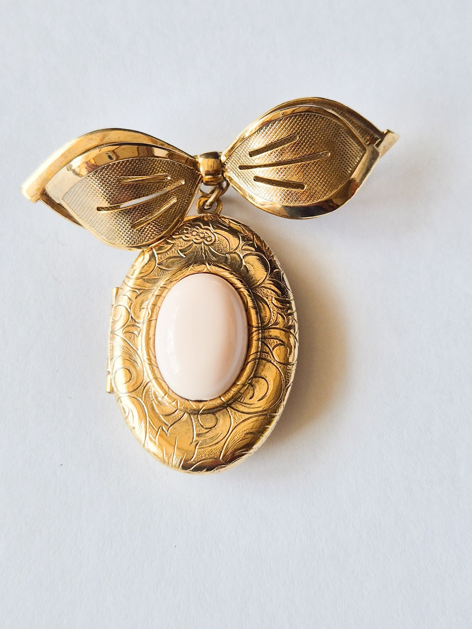 Vintažinė sagė-medalionas