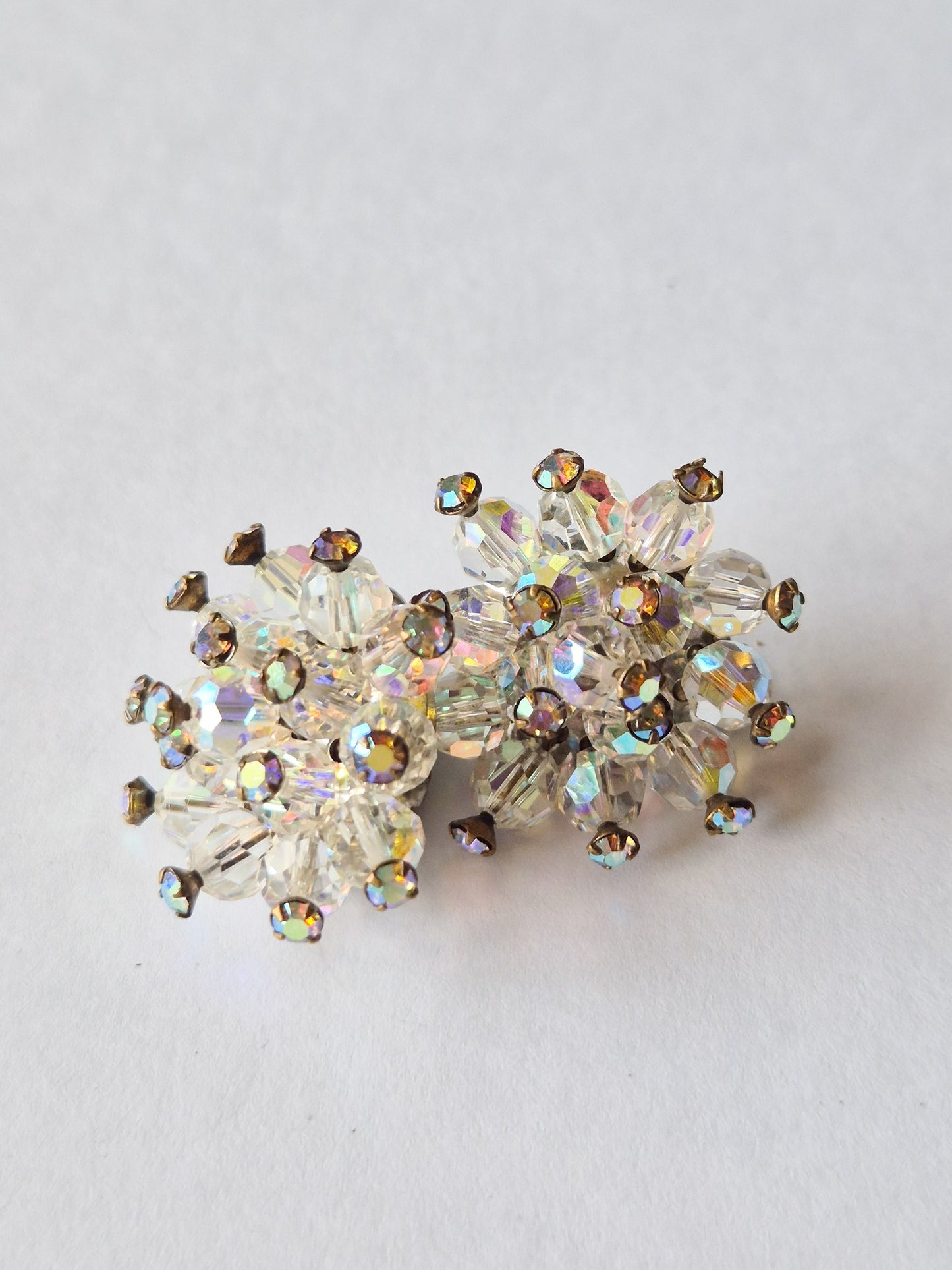 Vintažiniai klipsai su AB kristalais Borealis, snaigės forma, 1980-1990 m.