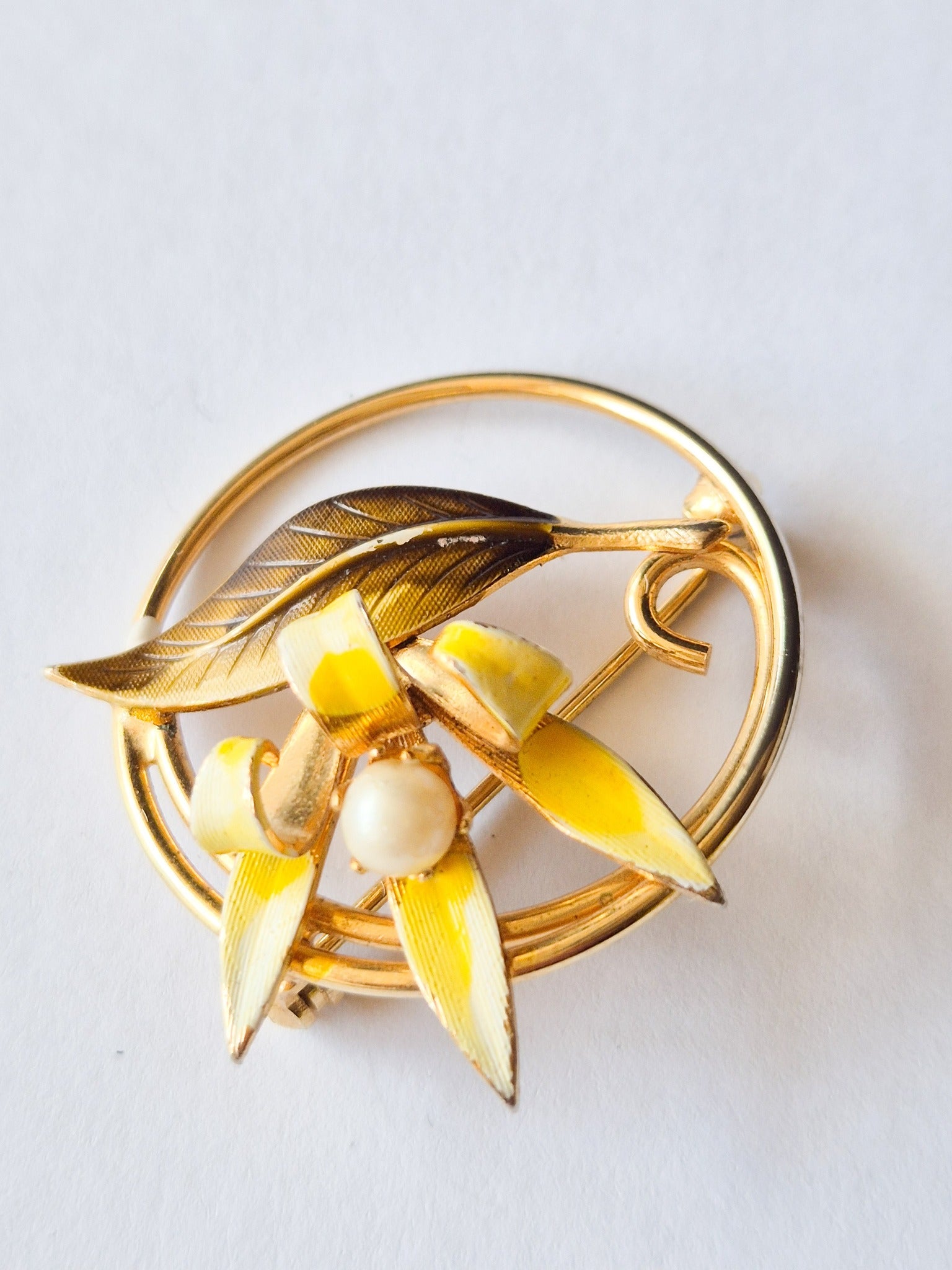 Sagė su geltona gėle