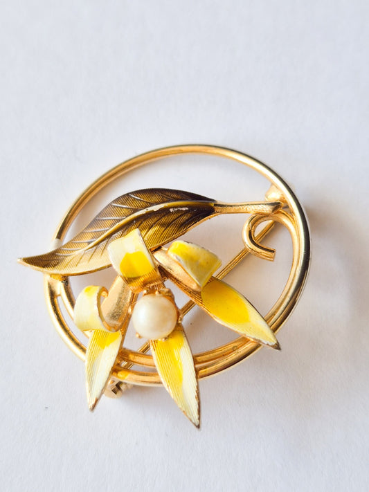 Sagė su geltona gėle