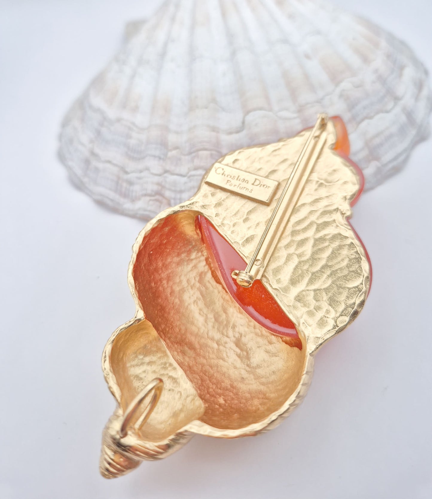 Vintažinė sagė Christian Dior Paris | Dune | Robert Goossens | Oranžinė kriauklė | 9,5 cm