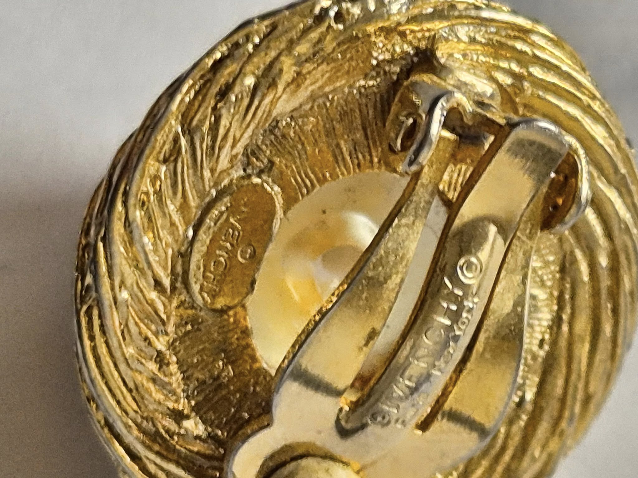 Givenchy klipsai su perliuku