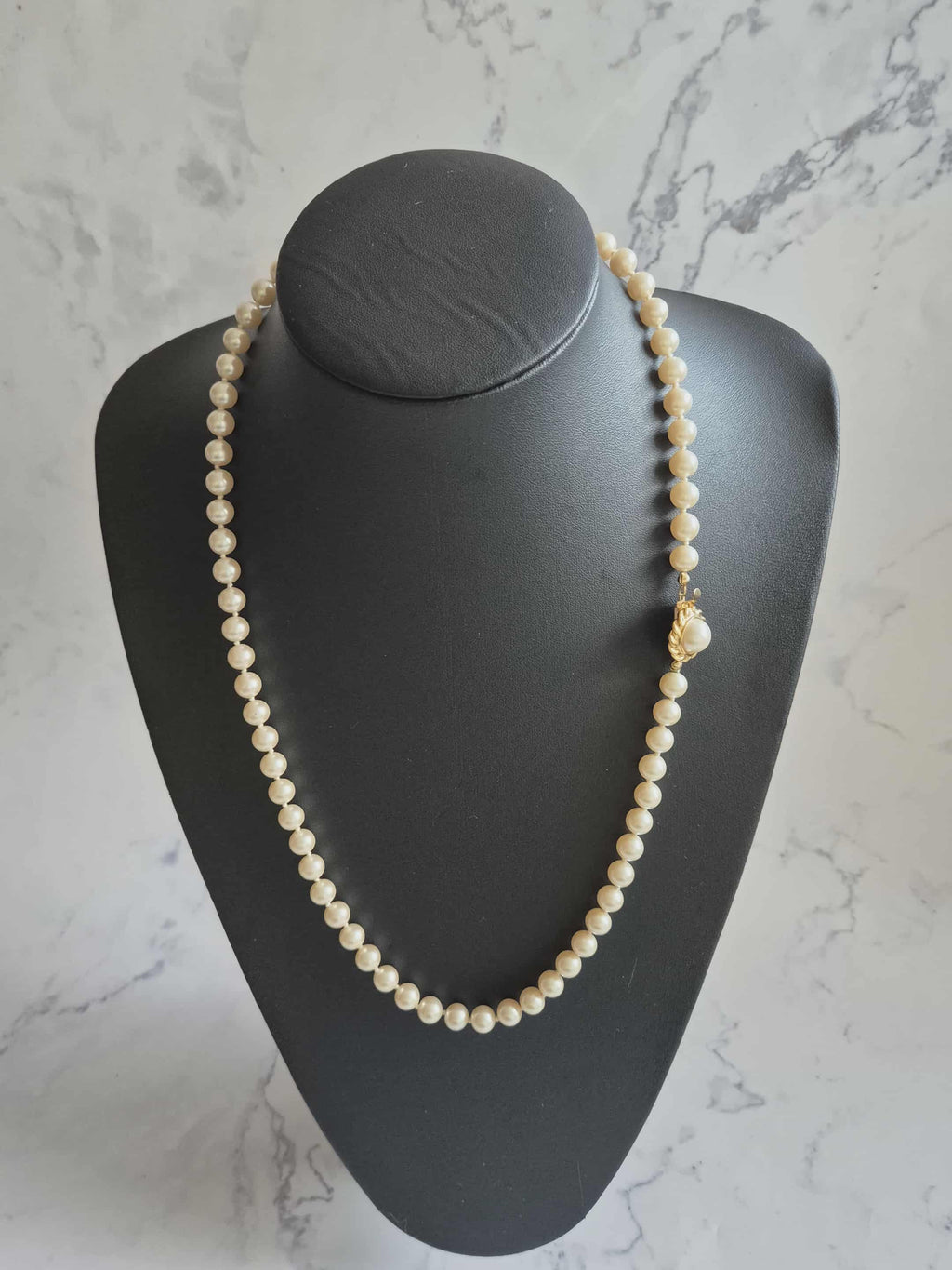 Vintažiniai balti karoliai