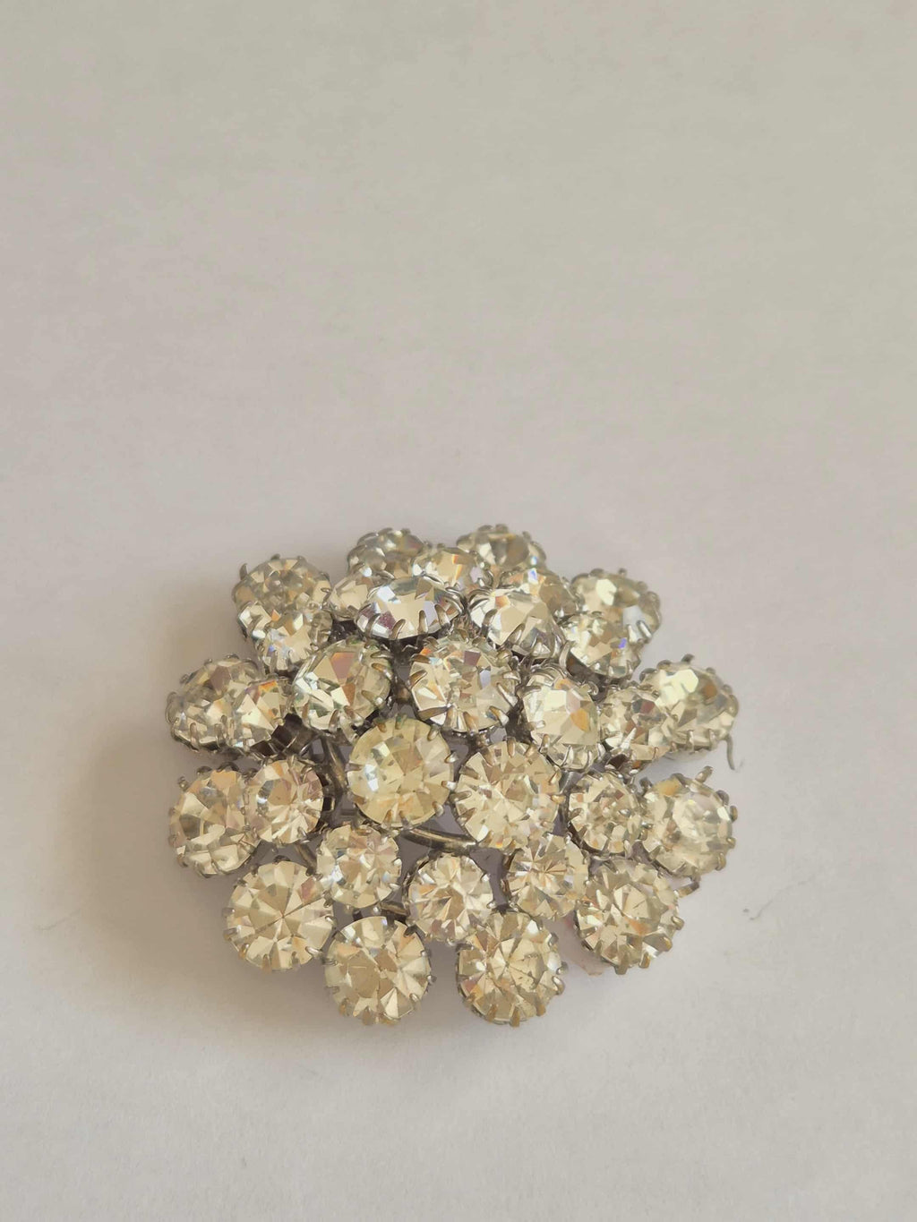 Vintažinė sagė su kristalais